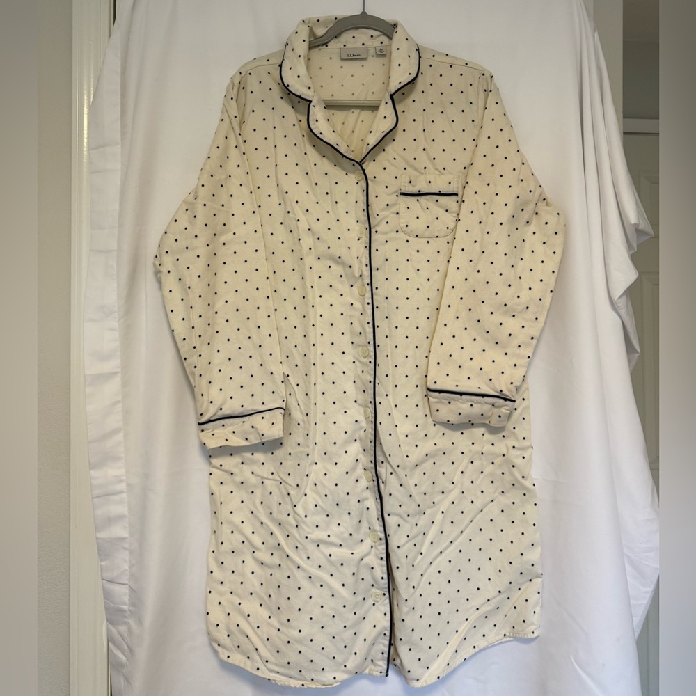 L.L. Bean White and Black Polka Dot Robe